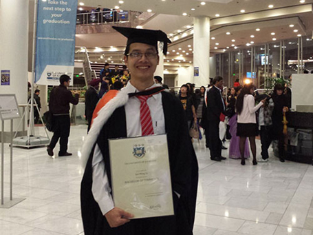 Lê Sơn Phong trong ngày nhận bằng tốt nghiệp Trường ĐH